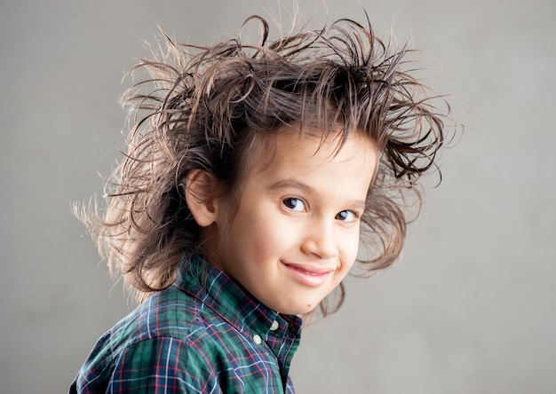 Photo young boy makes face expressions