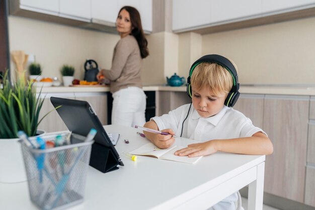 Photo young boy paying attention to online class