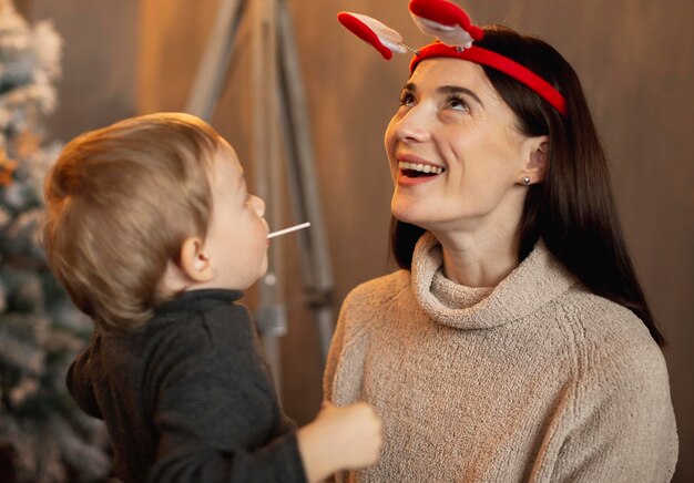 Photo young boy playing with mother