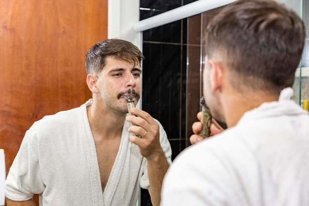 Фото Мальчик бреется и бреет усы бритвой