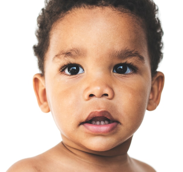 Photo young boy standing topless and posing for photoshoot