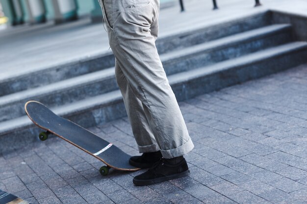 어린 소년은 도시에서 스케이트보드를 타고 있습니다.