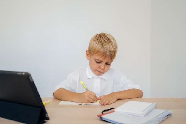 Photo young boy studying at home