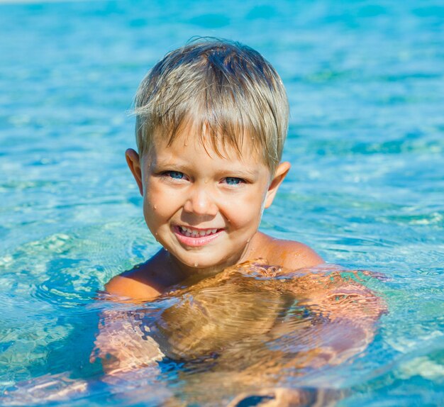 海で泳いでいる少年