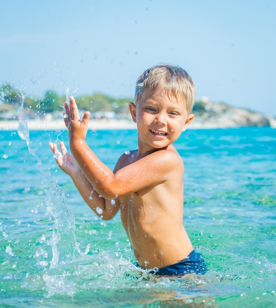 海で泳いでいる少年