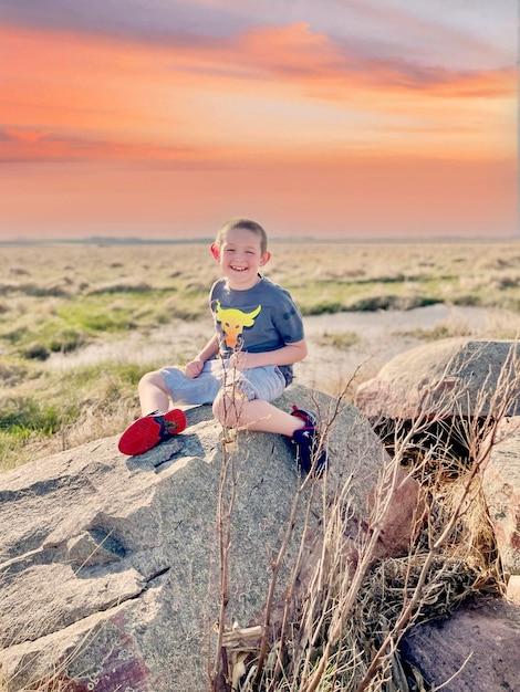 Photo young boy in tallgrass prairie