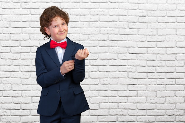 Photo young boy in tuxedo