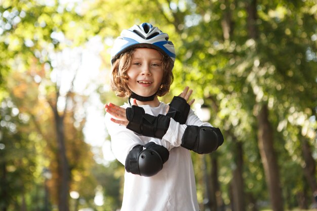 Ragazzo che indossa pattini e casco