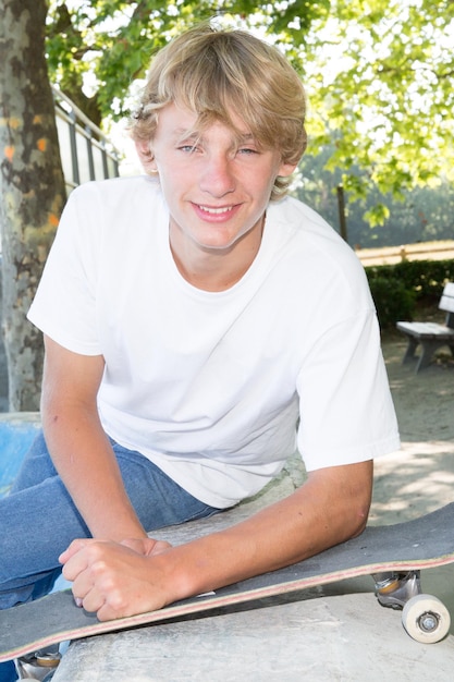 Photo young boy with blond hair and blue eyes