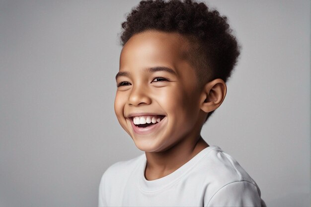 Foto un ragazzino con un sorriso sul viso.