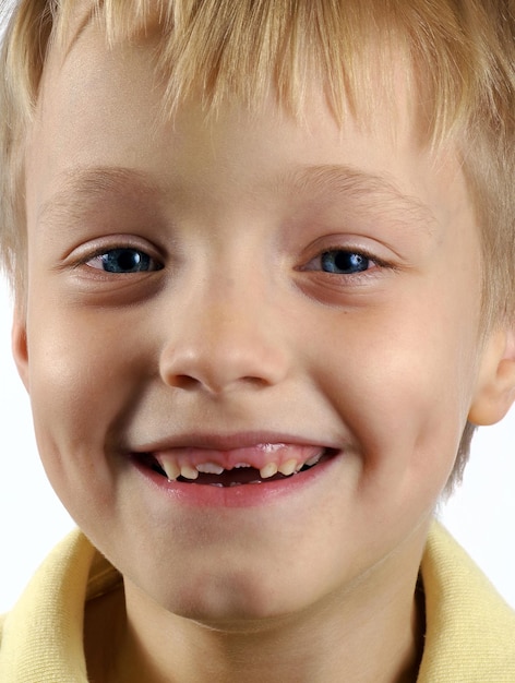 Foto un ragazzo con uno spazzolino da denti in bocca