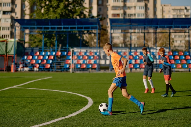 아이들을 위한 훈련 캠프에서 축구 축구 경기를 하는 어린 소년들