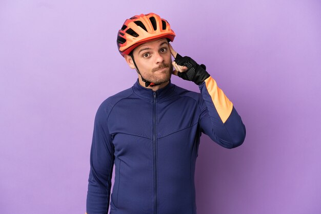 Photo young brazilian cyclist man isolated on purple background thinking an idea