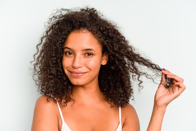 Photo young brazilian woman isolated on blue background