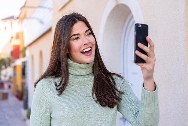 屋外で自撮りをする若いブラジル人女性