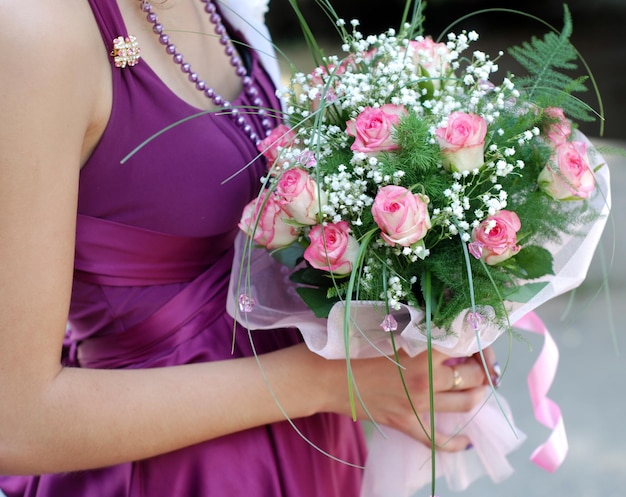 Photo young bride in a brite dress with bouquet of roses