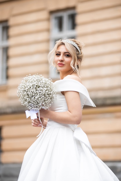 Молодая невеста в свадебном платье на открытом воздухе