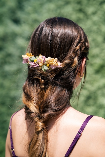 写真 ブロンドの髪の若い花嫁の美しいヘアスタイルと美しい自然の花の冠