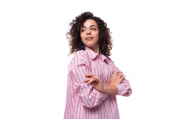 Foto giovane bruna curva donna caucasica vestita con una camicia rosa a righe isolata su sfondo bianco