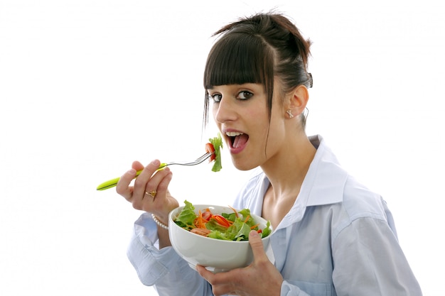 Photo young brunette eats salad