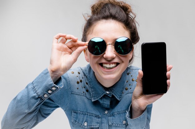 Photo young brunette girl in round glasses.