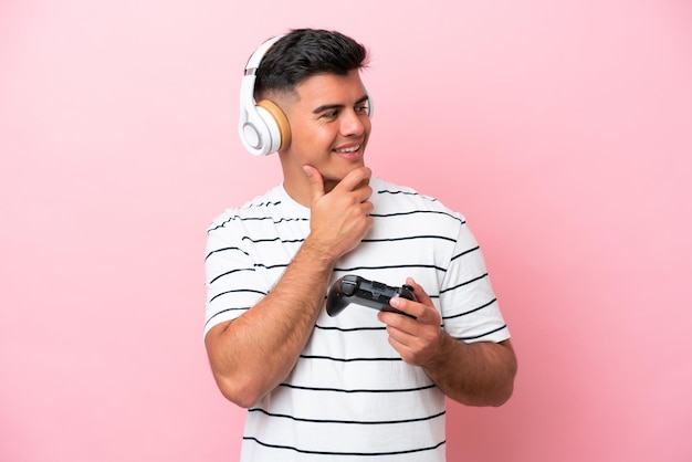 Photo young brunette hispanic man