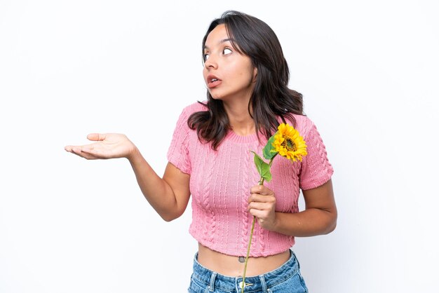 Photo young brunette hispanic woman on isolated background