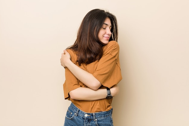 Photo young brunette woman  hugs, smiling carefree and happy