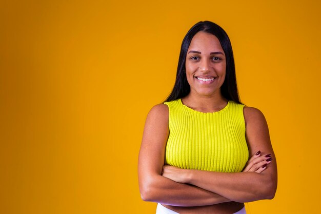 Young brunette woman over isolated background keeping arms crossed in front position