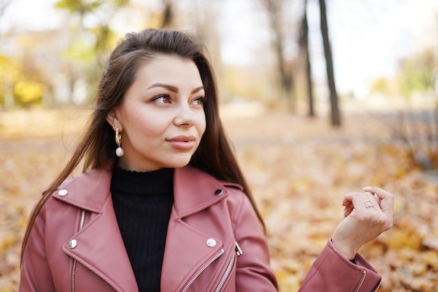 写真 秋の色の若いブルネットの女性の肖像画