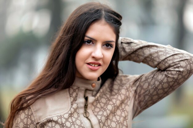 Photo young brunette woman posing in the city