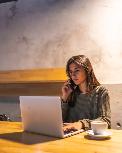 カフェで働く若いブルネットの女性