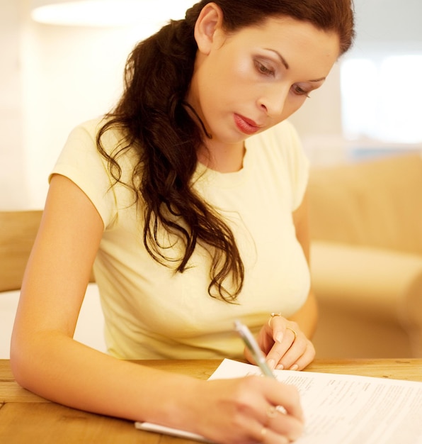 Photo young brunette woman writing