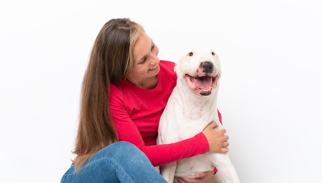 孤立した背景上の若いブルテリア犬