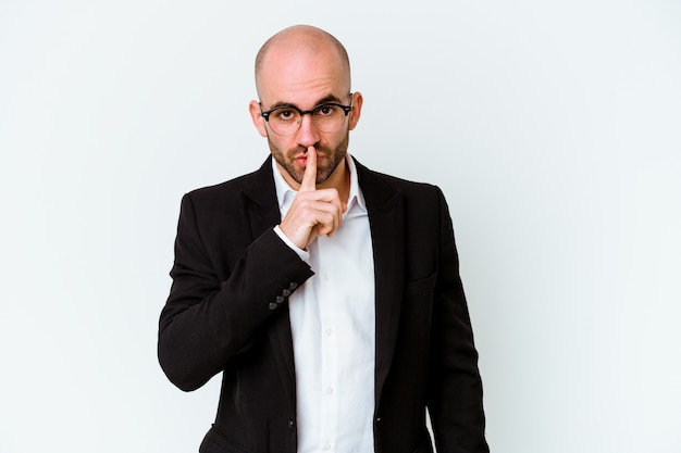 Foto uomo calvo caucasico di giovane impresa isolato su priorità bassa blu che mantiene un segreto o che chiede il silenzio.