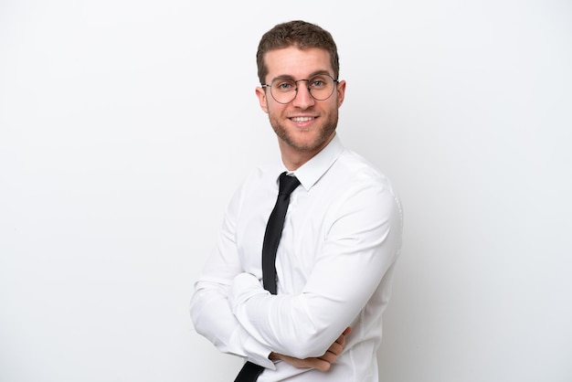 Photo young business caucasian man isolated on white background with arms crossed and looking forward