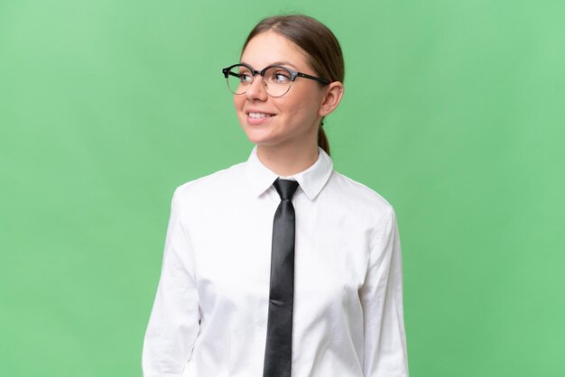 Photo young business caucasian woman over isolated background looking side