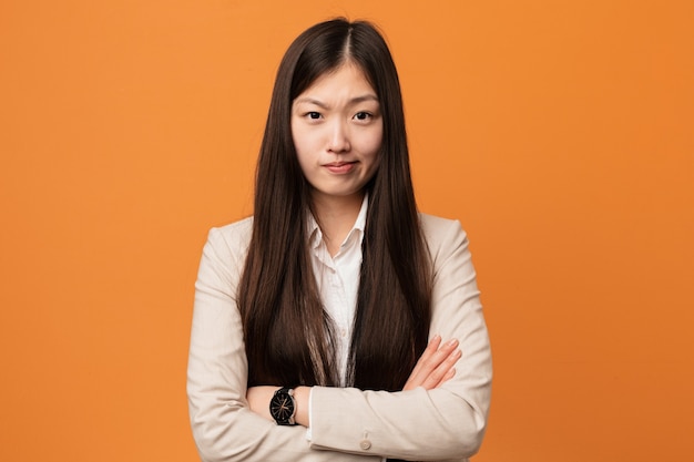 냉소적 인 표정으로 불행한 젊은 비즈니스 중국 여자.