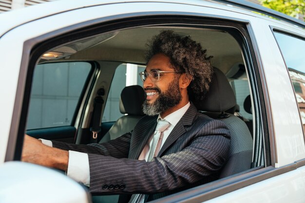 彼の車を運転する若いビジネスマン