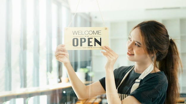 写真 若いビジネスオーナーが喫茶店を開く