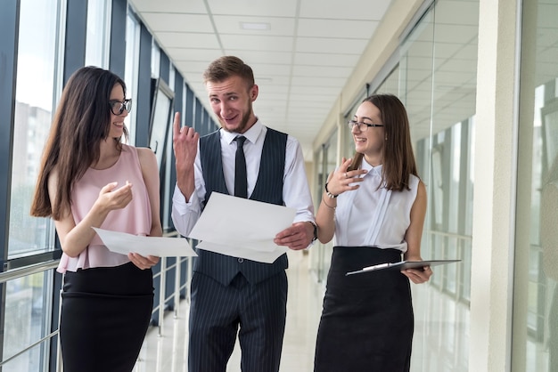 I giovani partner commerciali discutono della disposizione di una casa moderna. lavoro di squadra