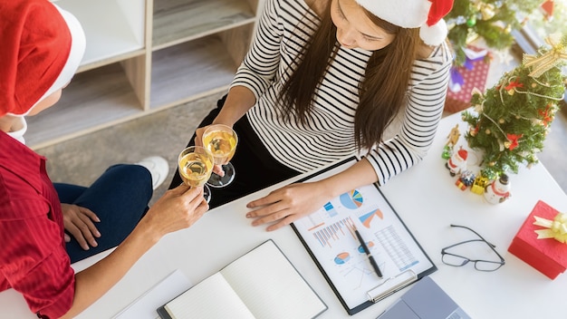 I giovani imprenditori stanno celebrando le vacanze in un ufficio moderno nell'ultimo giorno lavorativo.