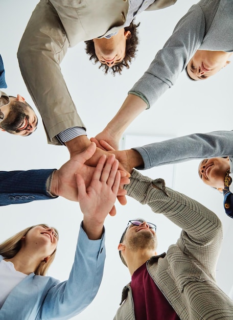 Foto giovani uomini d'affari che si incontrano ufficio ritratto diversità lavoro di squadra connessione di gruppo successo tenendosi per mano unità startup giovane studente collega insieme