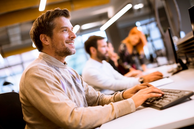 Photo young business people working in office