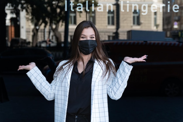 Photo young business woman in business suit and protective medical mask