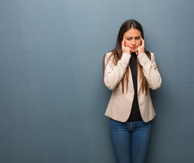 Photo young business woman doing a concentration gesture