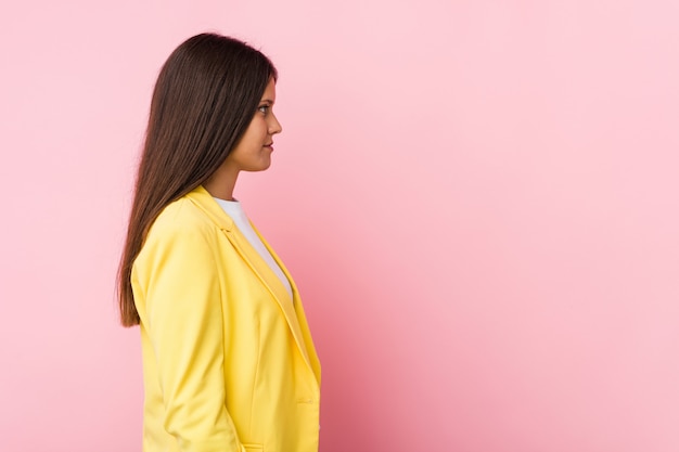 Young business woman gazing left, sideways pose.