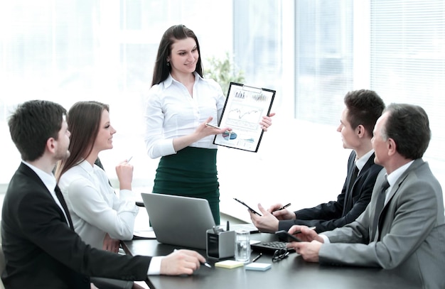 Giovane donna d'affari che offre nuove idee per un incontro di lavoro