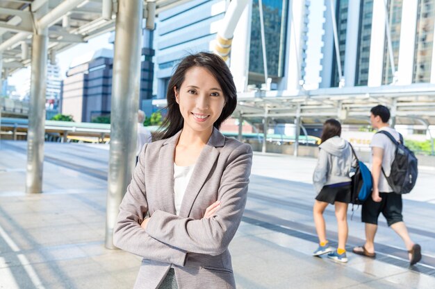 屋外で若いビジネス女性