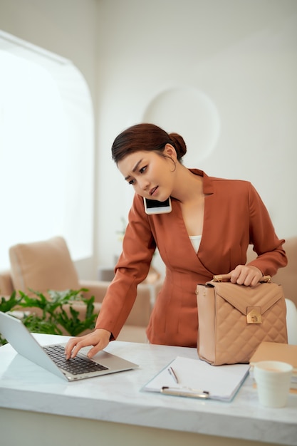 Foto giovane donna d'affari che si prepara per andare al cliente della riunione d'affari